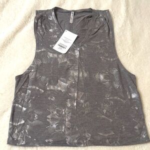 Fabletics Silver Patterned Muscle Tee Size Medium